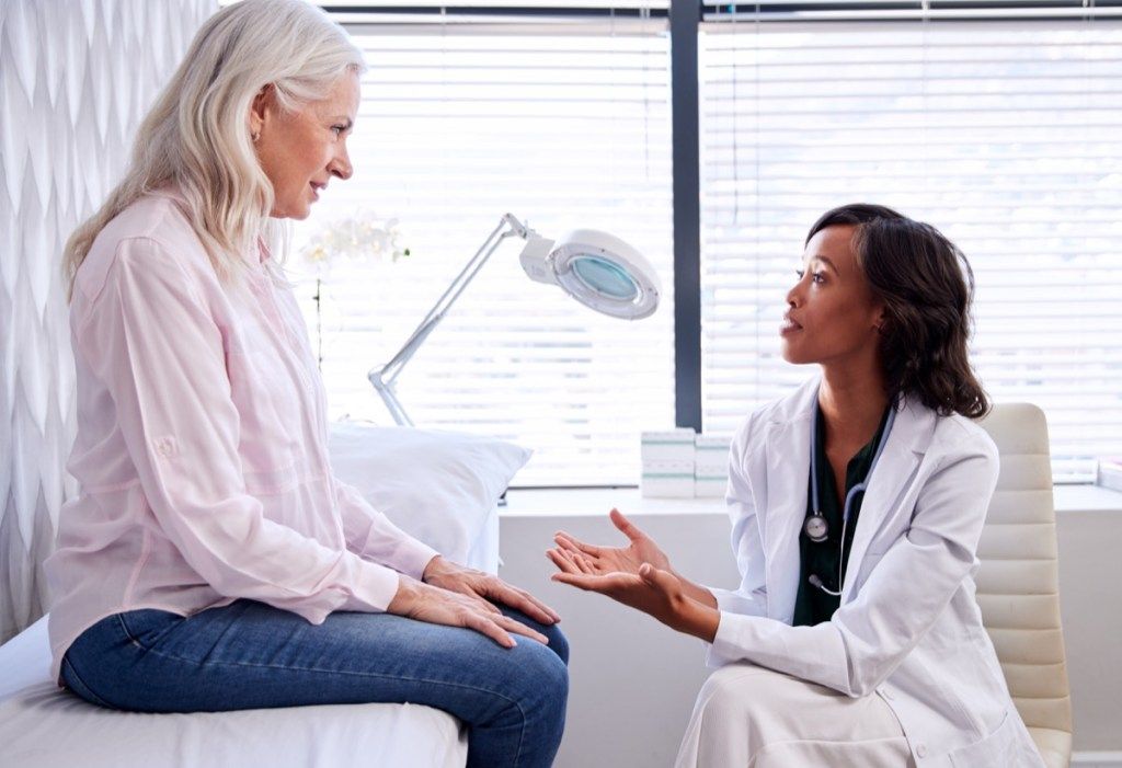 Kvinde taler med sin læge