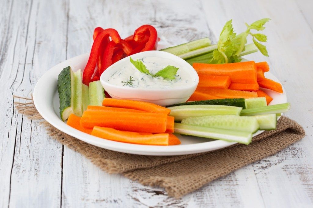 Plato de verduras crudas {hábitos saludables}