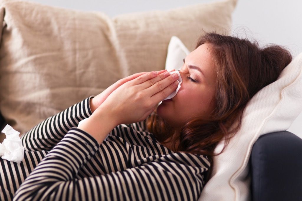 Mujer en el sofá con un resfriado Los medicamentos de venta libre más abusados