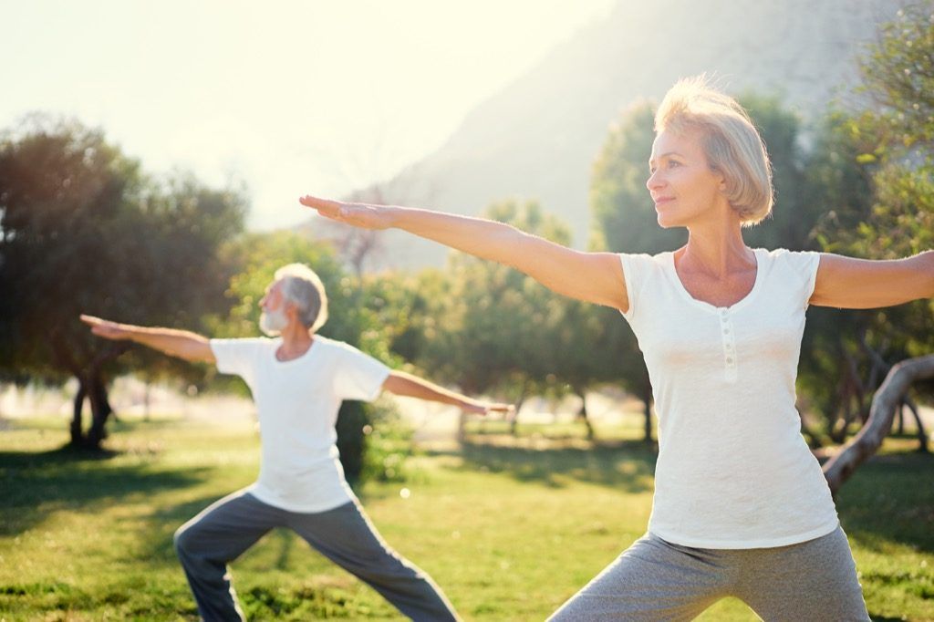 По-възрастни двойки, занимаващи се с йога енергия след 40