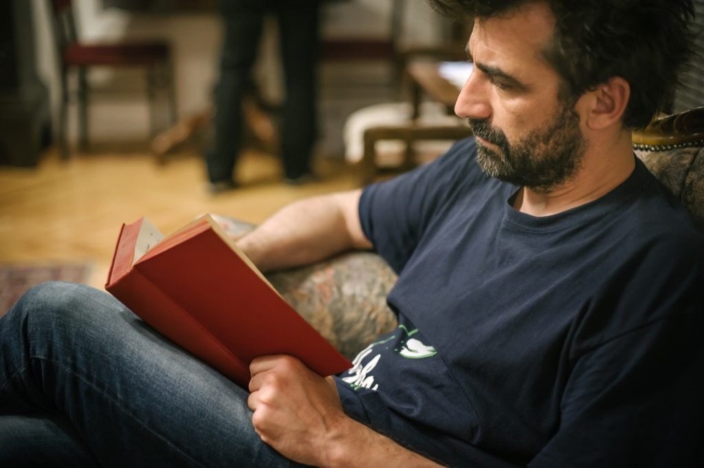 ผู้ชายกำลังอ่านหนังสือพลังงานหลังจากอายุ 40 ปี