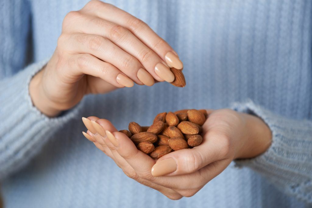Kvinna som äter nötter energi efter 40
