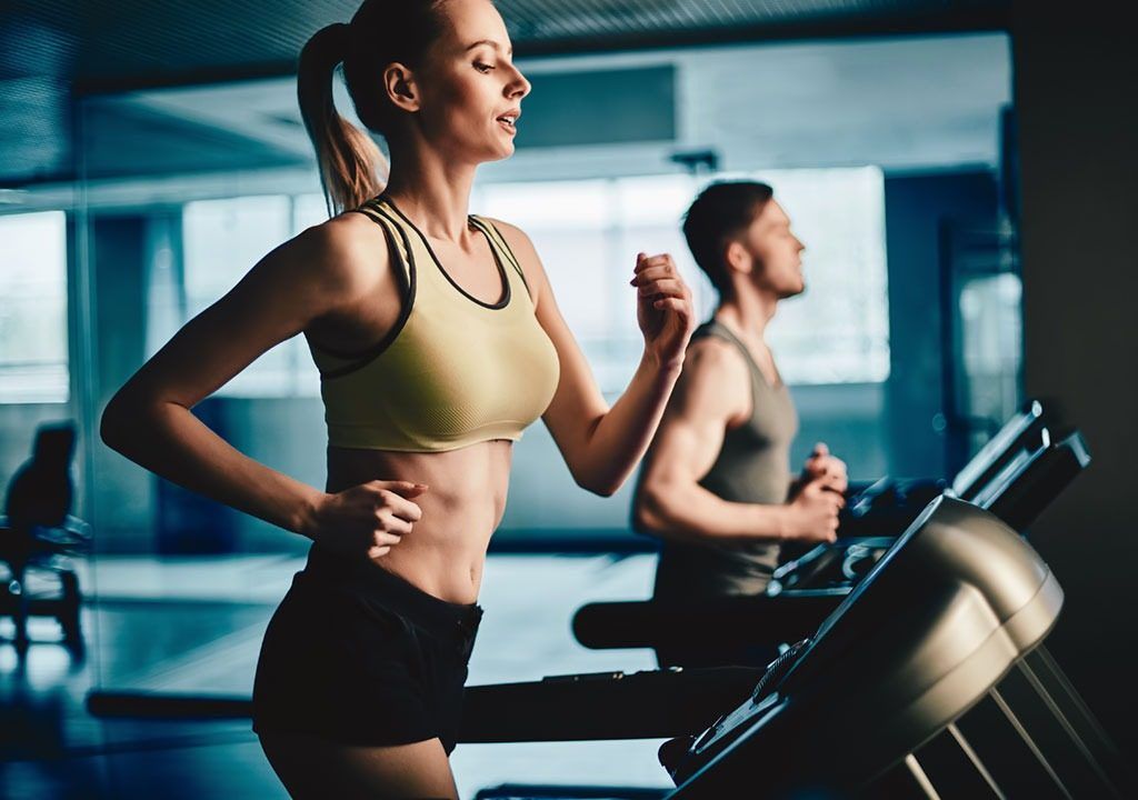 Năng lượng phụ nữ tập gym sau 40 tuổi