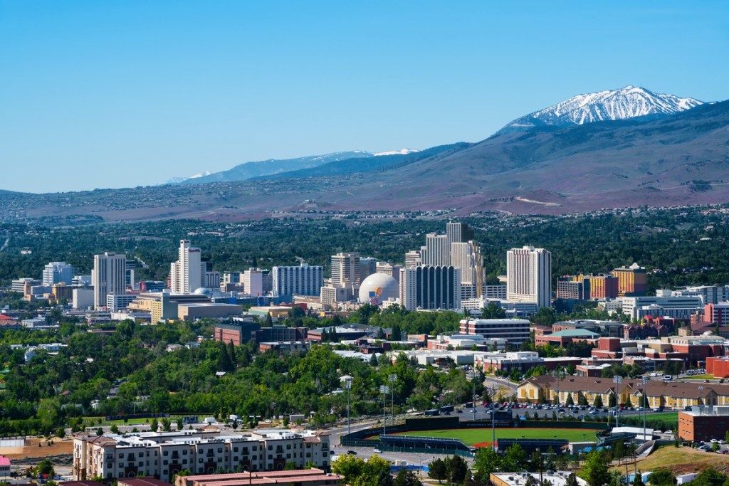 Ảnh chụp cảnh quan thành phố về núi và đường chân trời ở Reno, Nevado