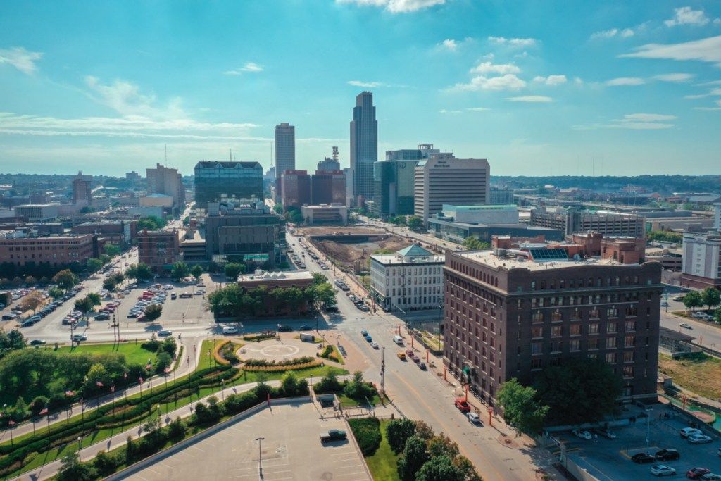 Ảnh chụp cảnh quan thành phố về các tòa nhà và đường phố ở Omaha, Nebraska