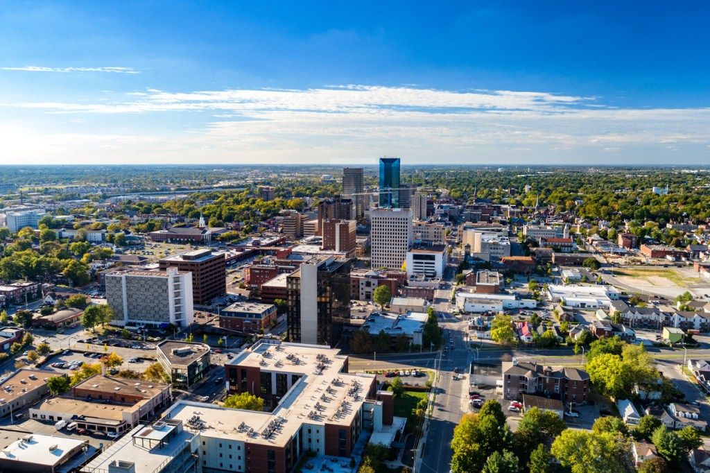 Vista aérea do centro de Lexington, Kentucky em um dia claro