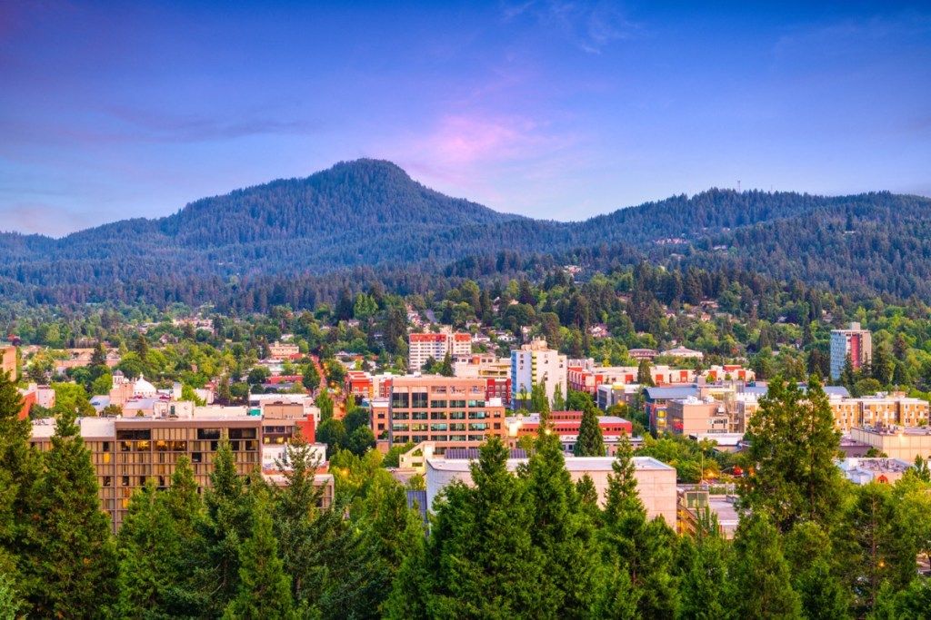 снимка на градския пейзаж на Юджийн, Орегон по здрач