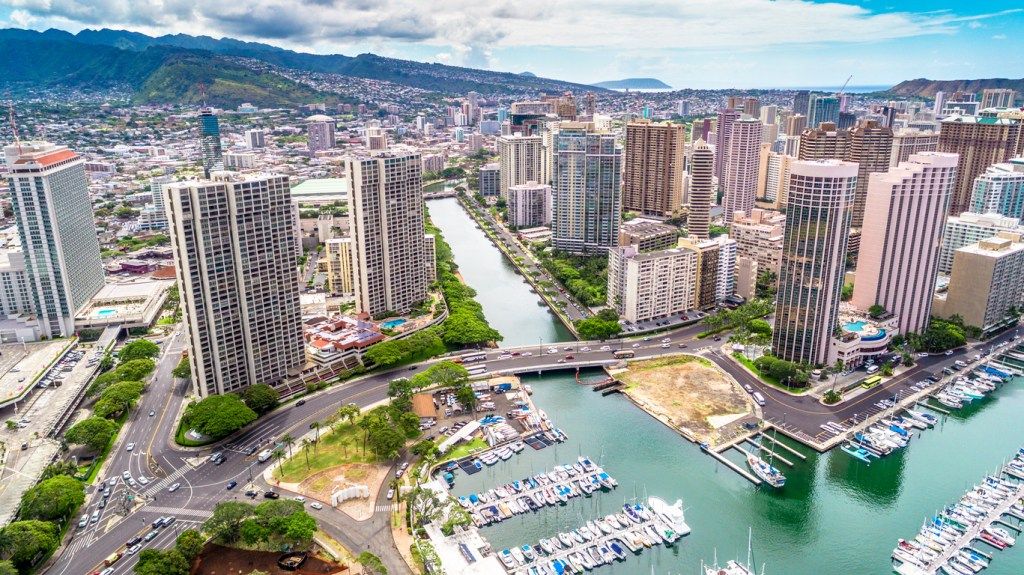 Ảnh chụp trung tâm thành phố Honolulu, Hawaii trên không từ mặt nước nhìn vào đất liền.
