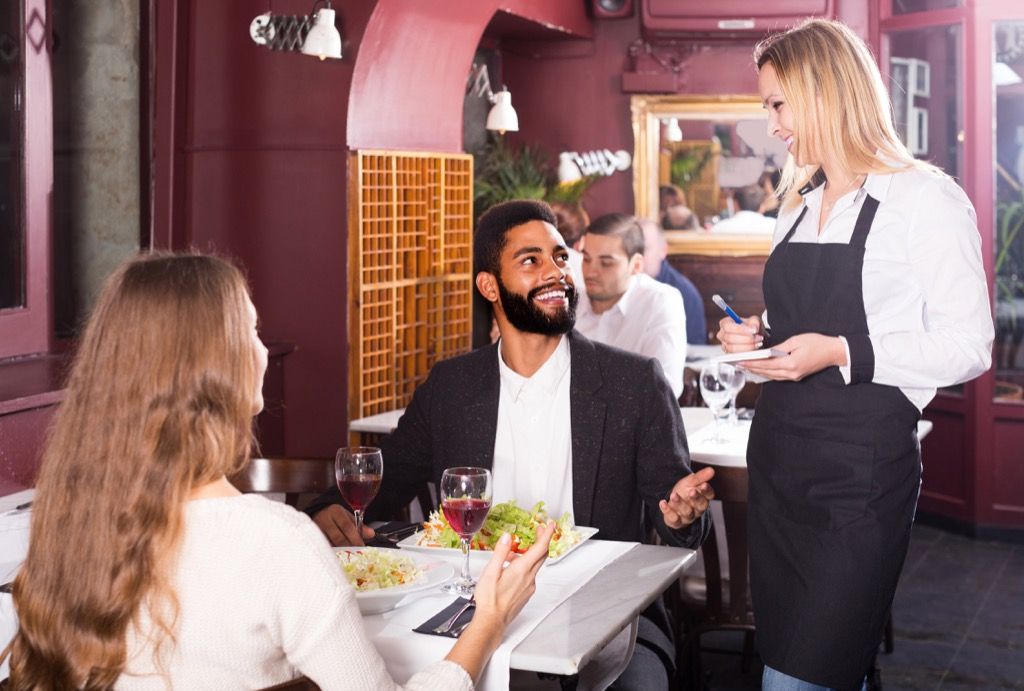 mężczyzna rozmawia ze swoją kelnerką