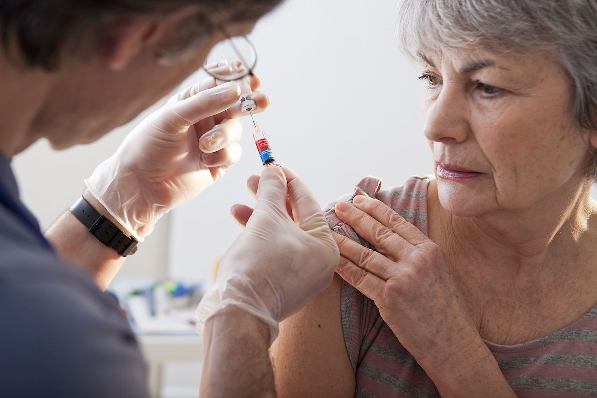 Wanita yang lebih tua mendapat vaksin