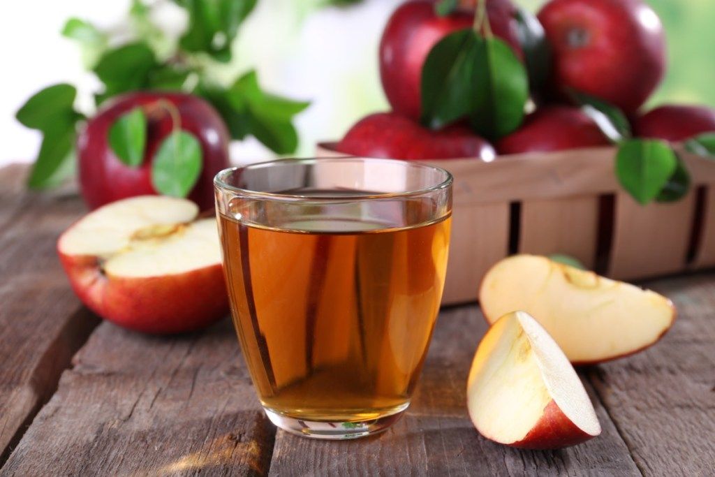 suco de maçã rodeado por hábitos de maçãs ligados a uma vida mais longa