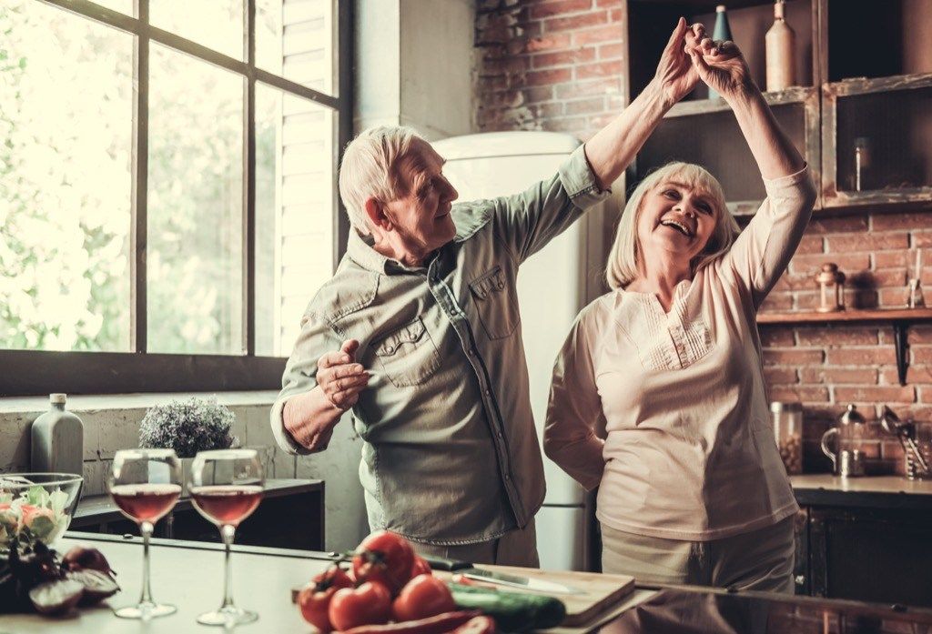 äldre par dansar i ett kök, hälsosamt sex efter 40