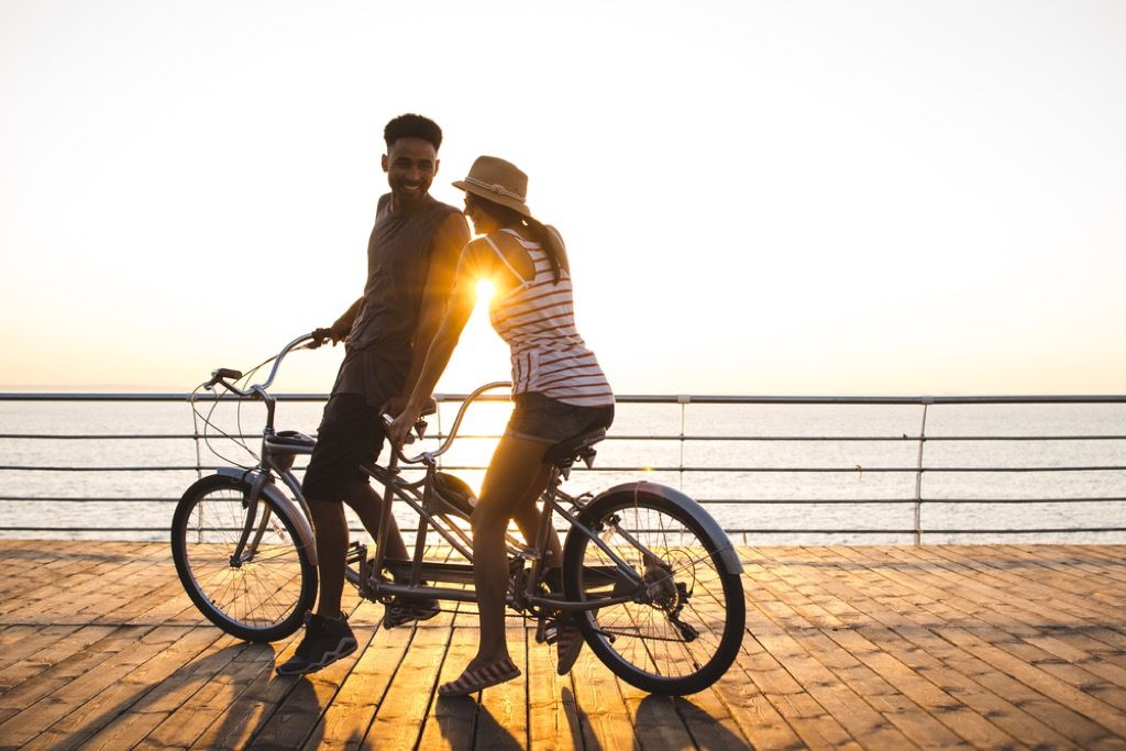 experiências românticas casal andar de bicicleta com hábitos ligados a uma vida mais longa