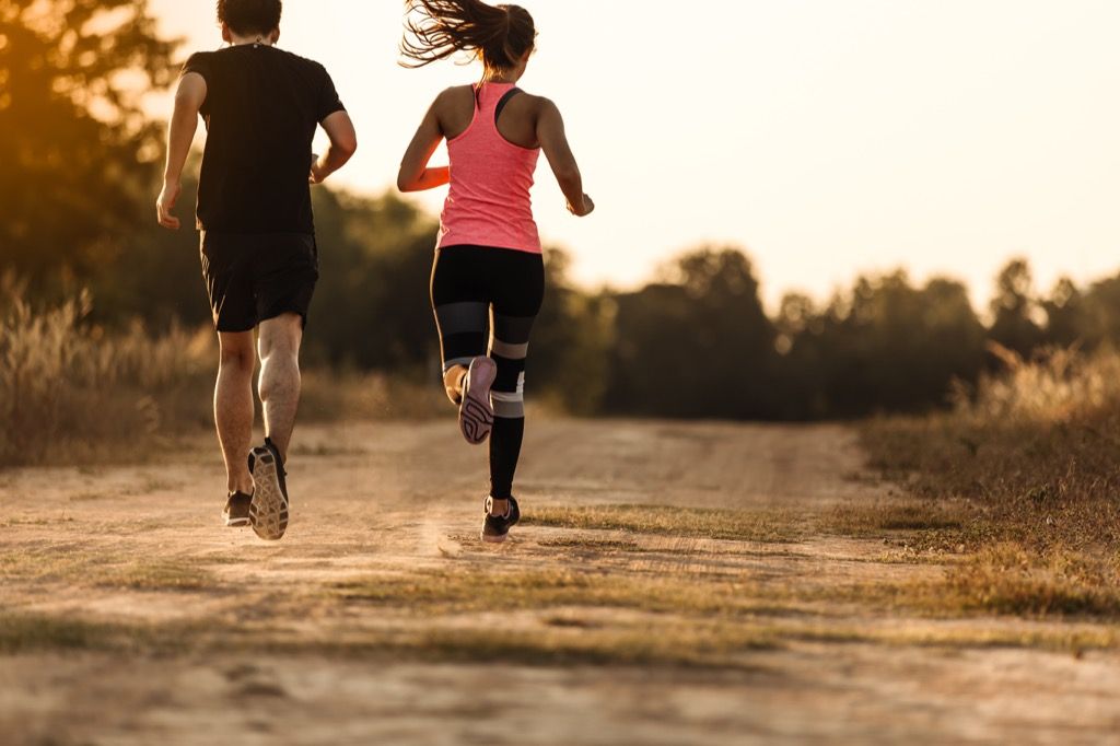 Pasangan berlari di musim gugur kebiasaan dikaitkan dengan kehidupan yang lebih lama