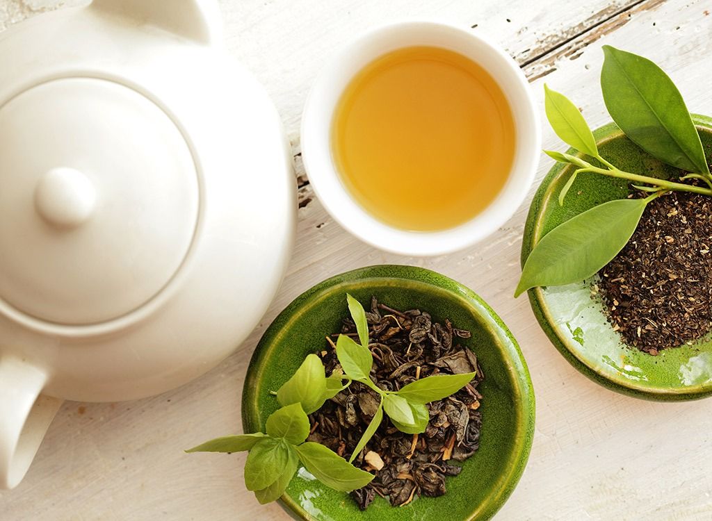 streh zelenega čaja, lonca in rastlin