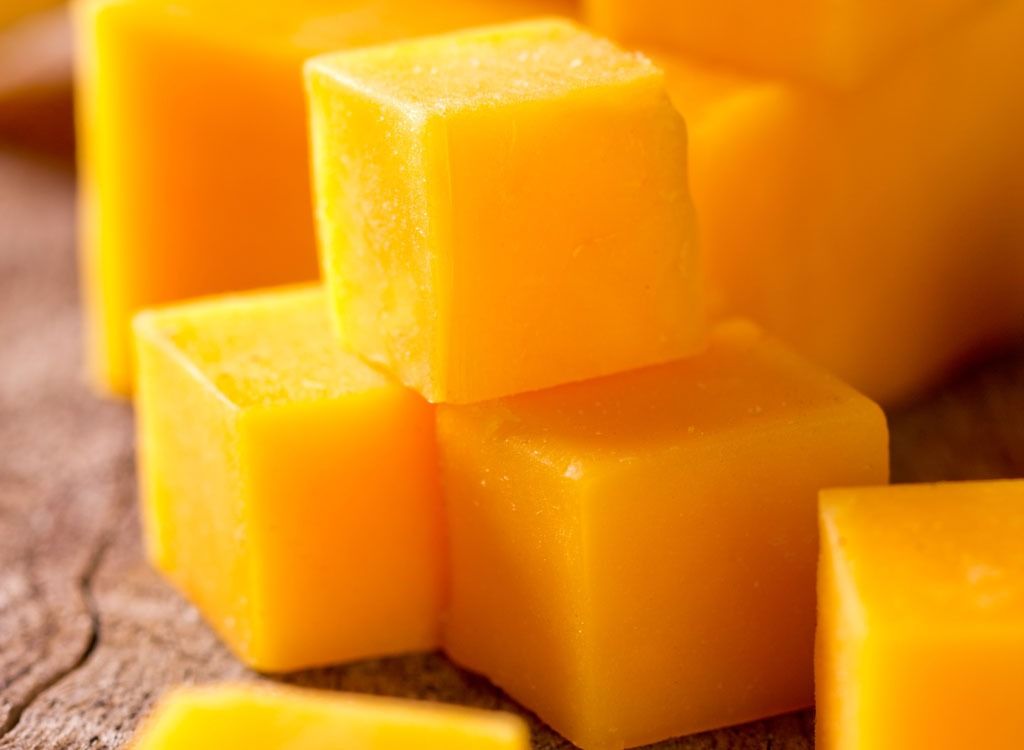 zložene kocke sira cheddar