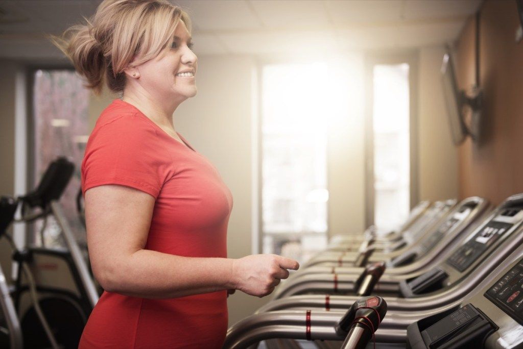 Wanita Berlari di Treadmill di Gym