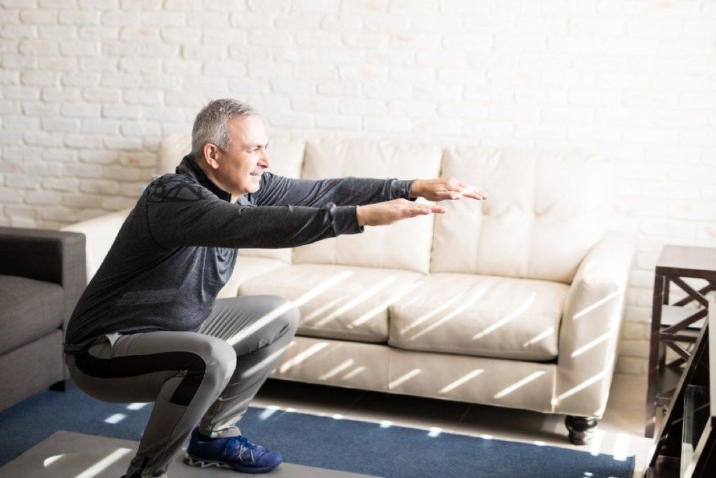 người đàn ông lớn tuổi ngồi xổm, sức khỏe thay đổi sau 40