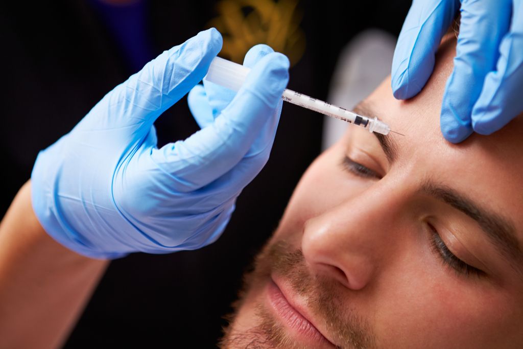 Mand, der modtager Botox Injection Anti-Aging