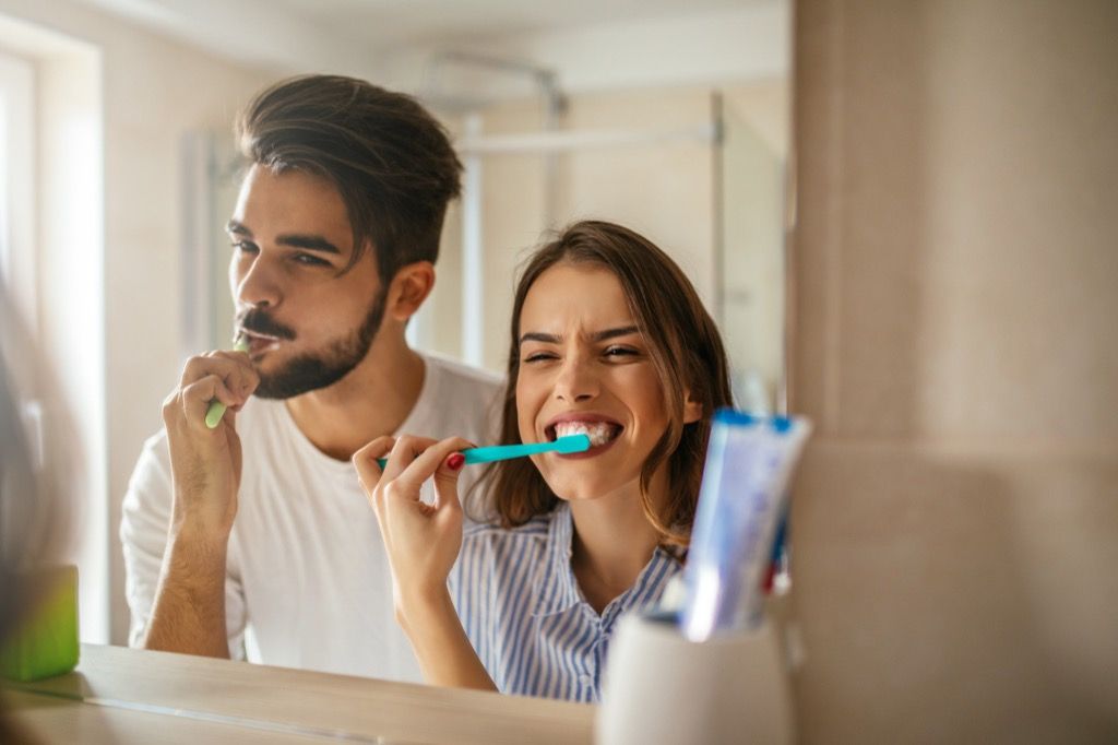 تنظيف الأسنان بالفرشاة للزوجين مضاد للشيخوخة
