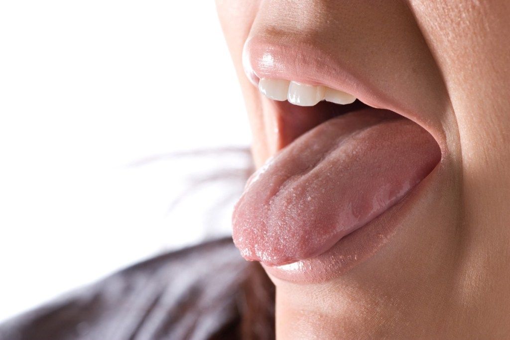 Moteris bjauriai iškišusi liežuvį