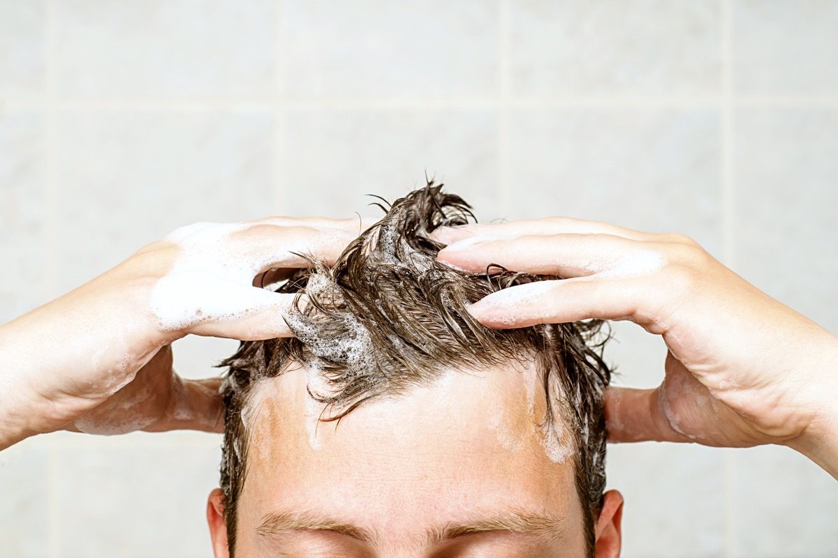 कितनी बार आपको अपने बालों को धोना चाहिए, स्नान, और अन्य स्वच्छता के कार्य?