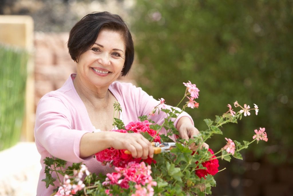 אישה מבוגרת עם פרחים