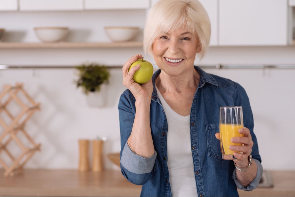 אישה מבוגרת עם מיץ תפוזים יו מאמא בדיחות