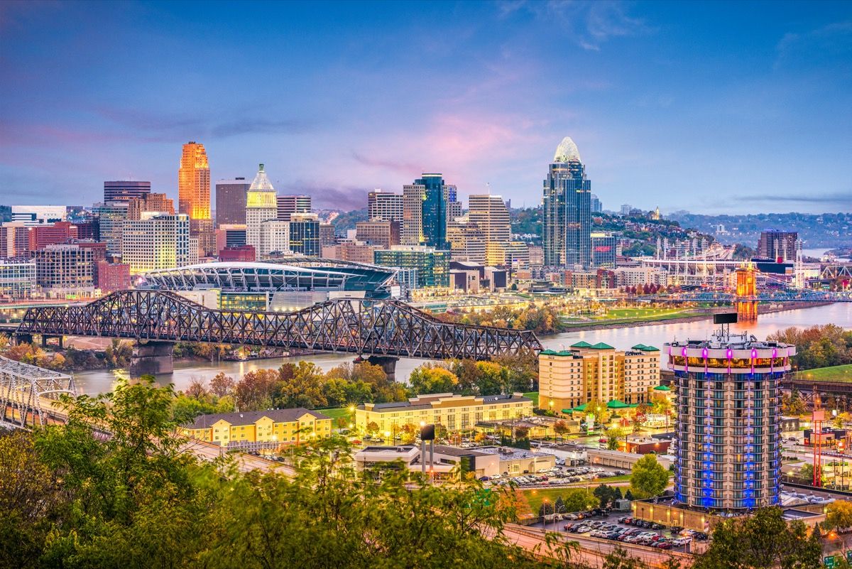panoramę miasta Cincinnati, Ohio o zmierzchu