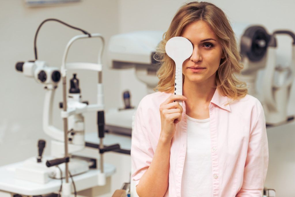 mlada plavokosa žena koja prekriva jedno oko kod liječnika