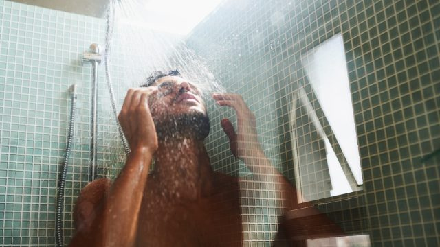 Nunca comience a ducharse si no lo ha hecho primero, dicen los CDC