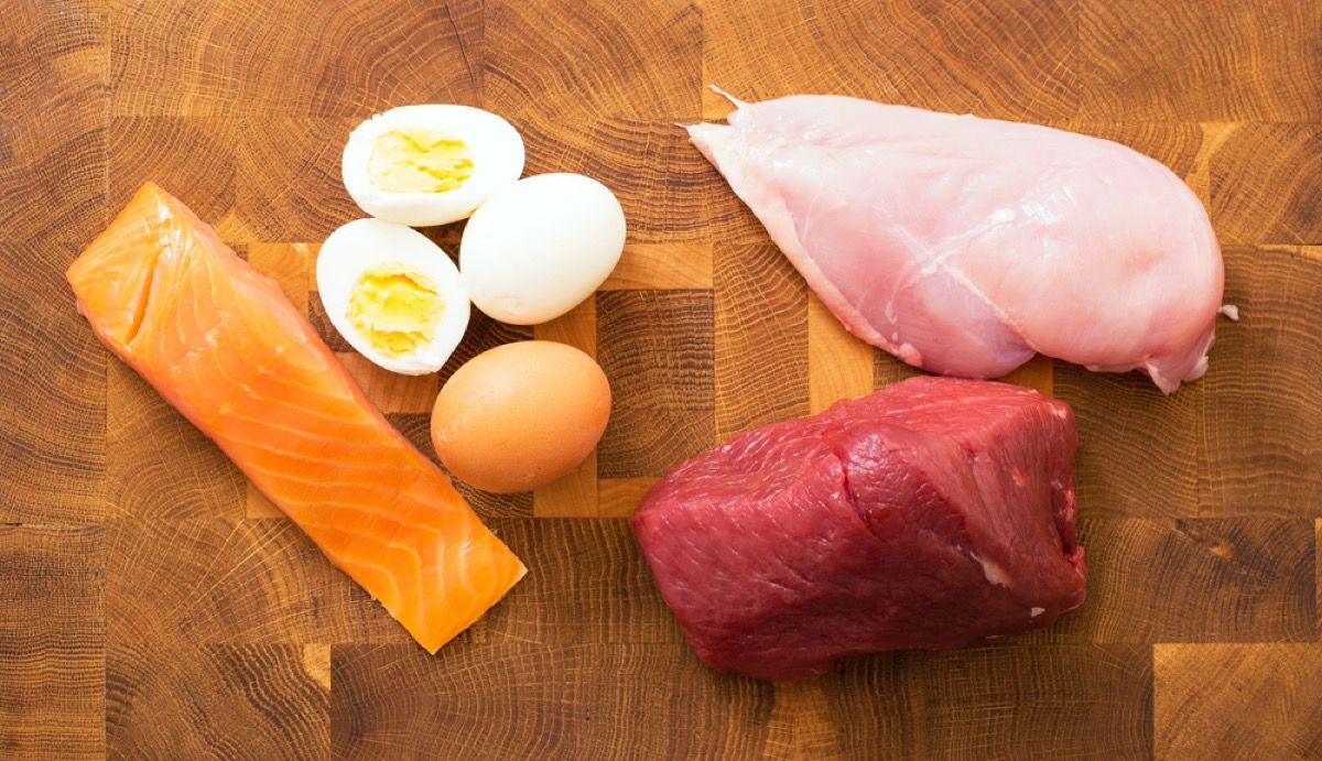 ไก่เนื้อปลาแซลมอนดิบและไข่บนโต๊ะ