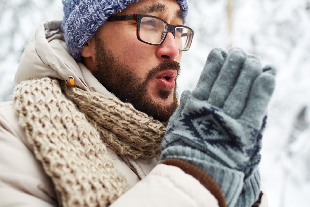 گرم رہنے کے لئے موسم سرما میں آپ کے جسم میں بدلاؤ کے 12 طریقے
