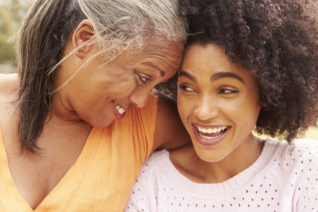 ema naeratab koos oma täiskasvanud tütrega Vananemisvastased näpunäited, mille peaksite unustama