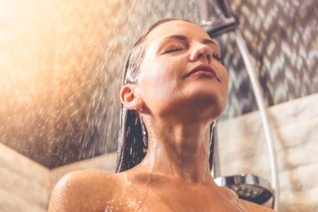 Kvinne i dusjen Anti-Aging Tips du bør glemme