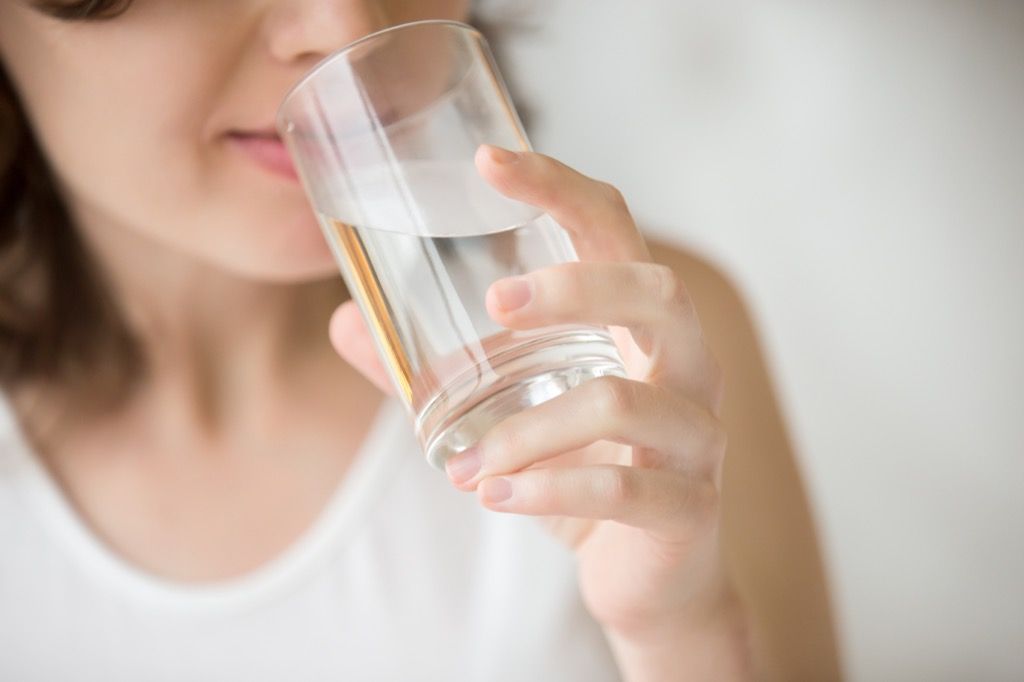 naine joob klaasi vett Vananemisvastased näpunäited, mille peaksite unustama