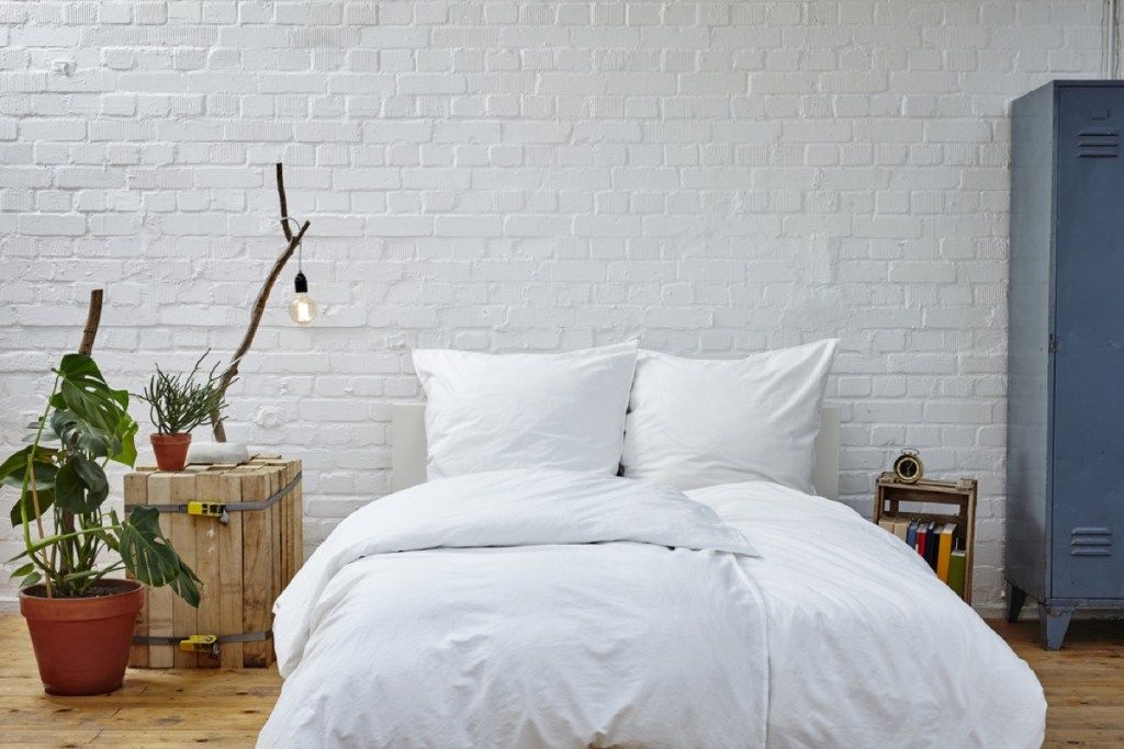 kamar tidur dengan tempat tidur rapi, cara untuk merasa luar biasa