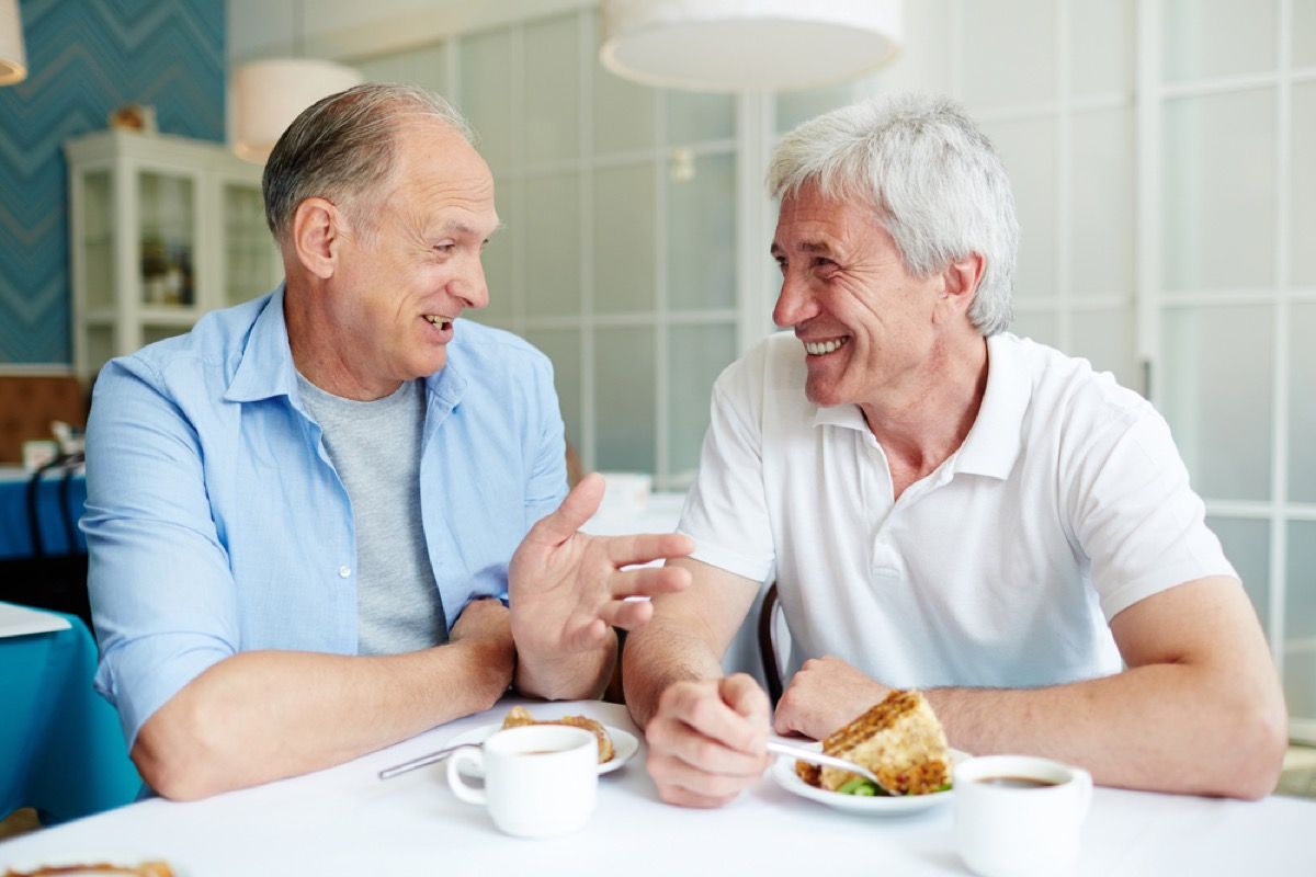 朝食で話している年配の男性、長い結婚のヒント