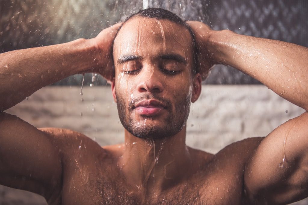 샤워를 한 남자, 놀라운 기분을 느끼는 방법