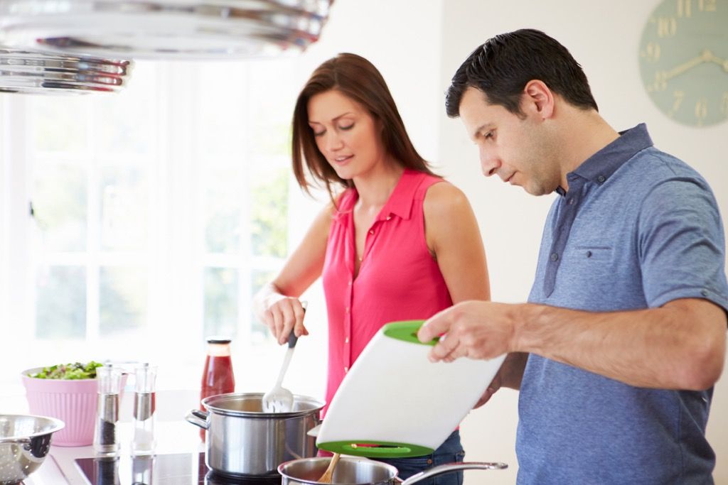 pria dan wanita memasak bersama, cara untuk merasa luar biasa