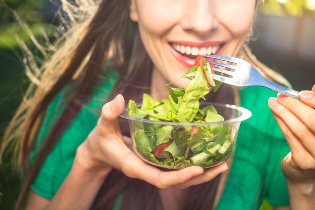 mršavljenje u ženi od 40-ih godina koja jede salatu