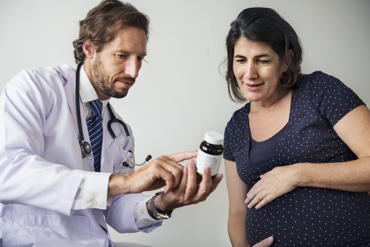 lääkäri yrittää myydä vitamiineja raskaana olevalle naiselle