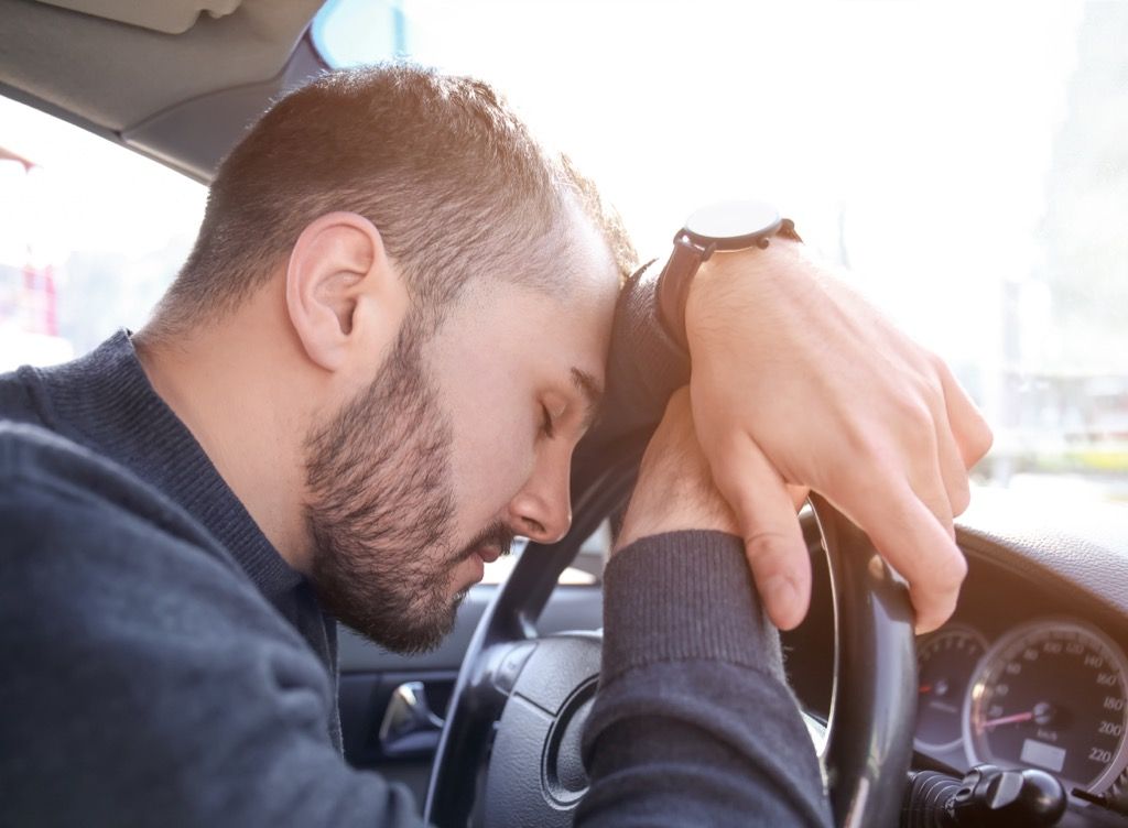 Om adormit în timp ce conducea