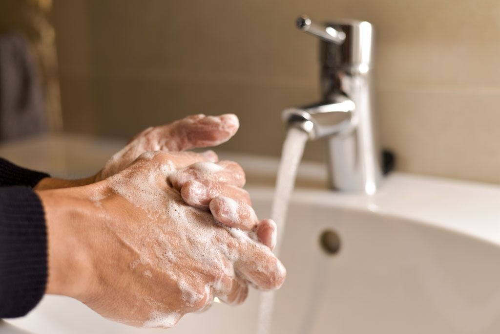 uomo sano lavarsi le mani
