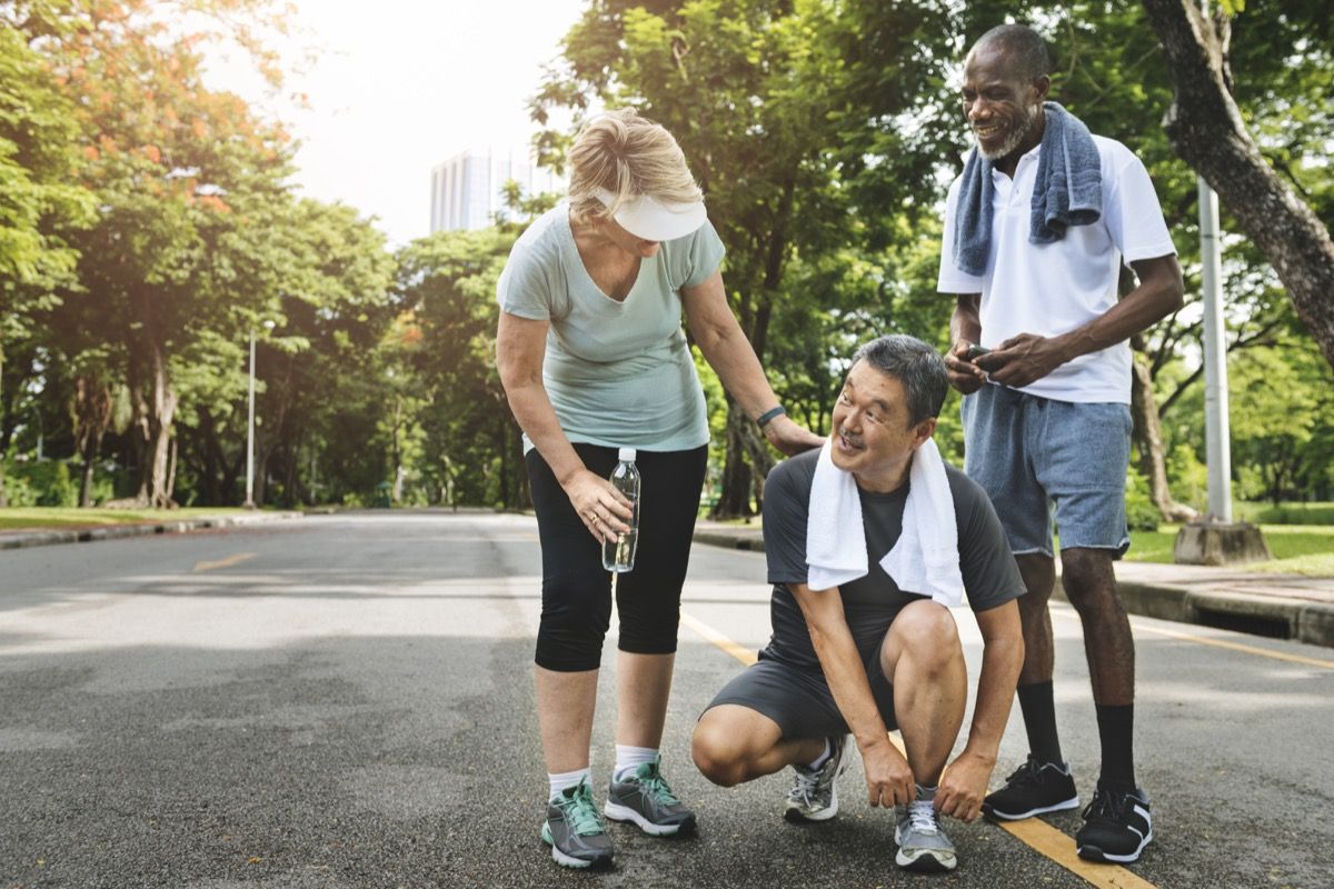 Adultos mais velhos se exercitando juntos