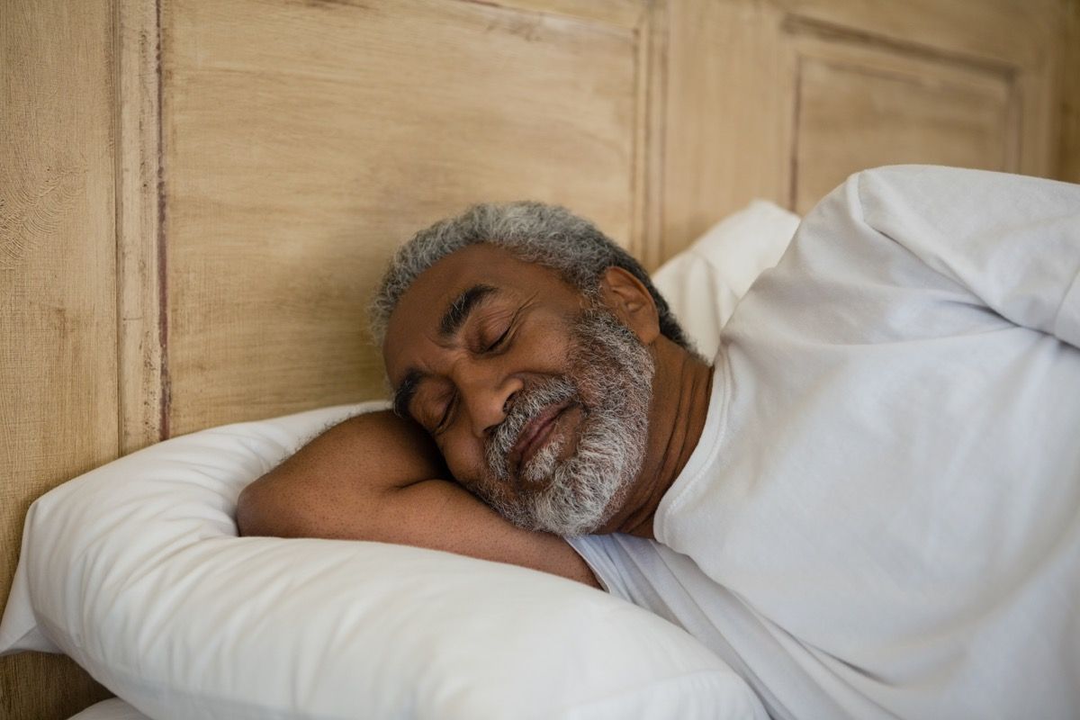 Älterer schwarzer Mann, der gut schläft