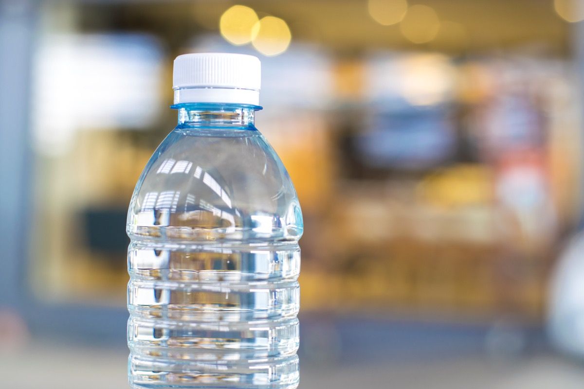Botella de agua de plástico
