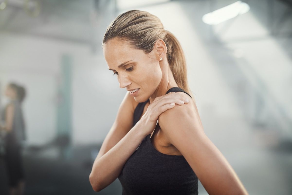 Спортна жена с тенденция към нараняване на рамото нежна става