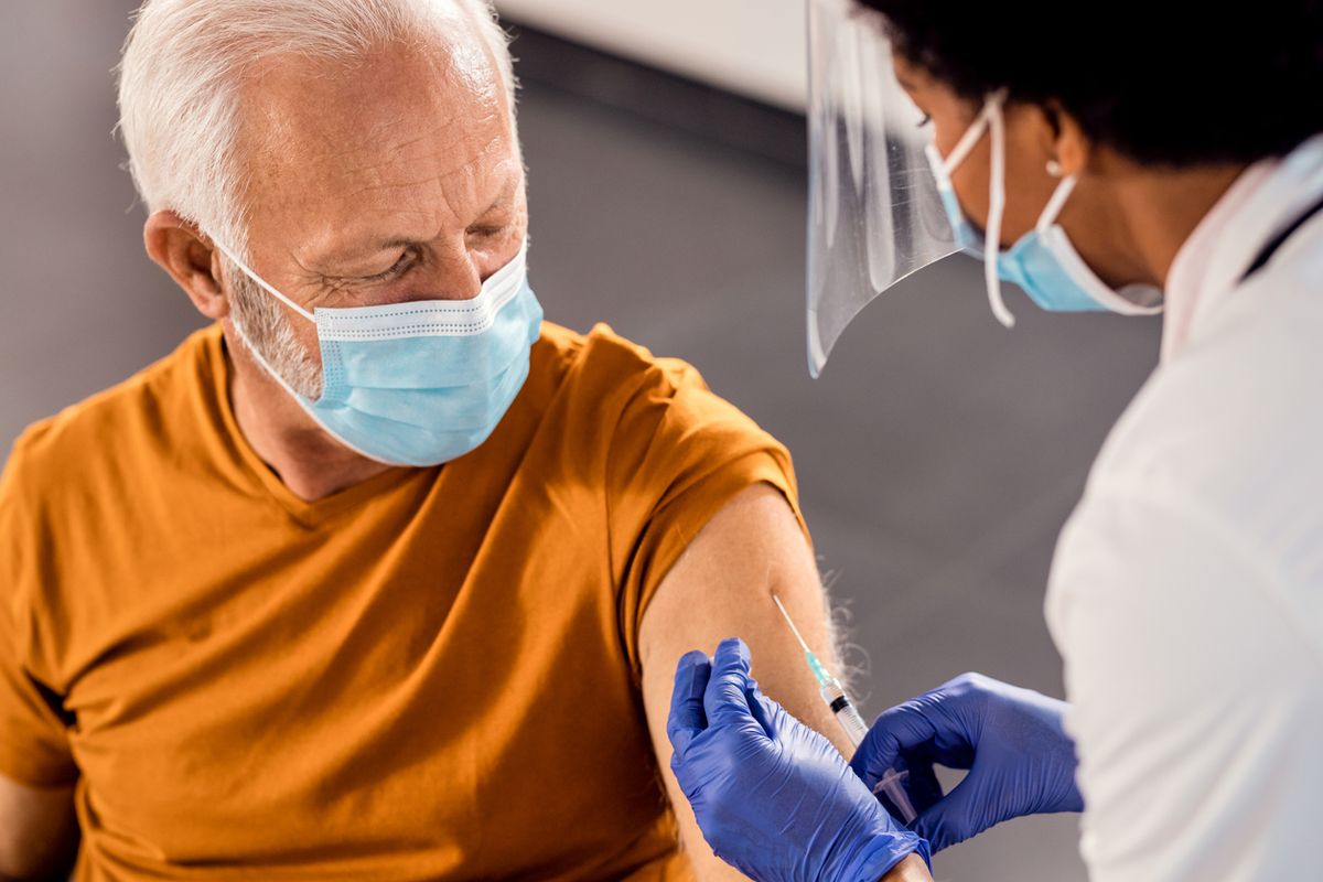 Kui olete üle 65-aastane, ei peaks te seda uut vaktsiini saama, hoiatavad eksperdid