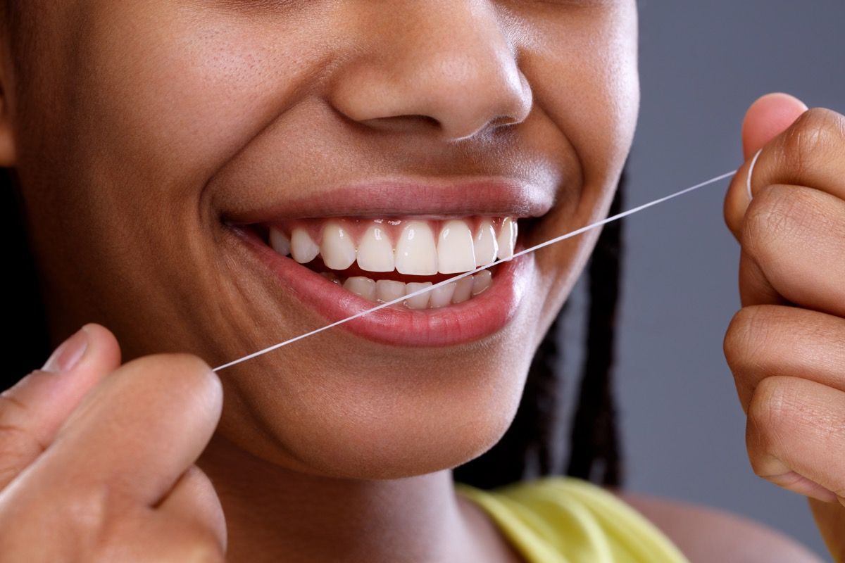 Dette er hvad der sker med din krop, når du ikke bruger tandtråd